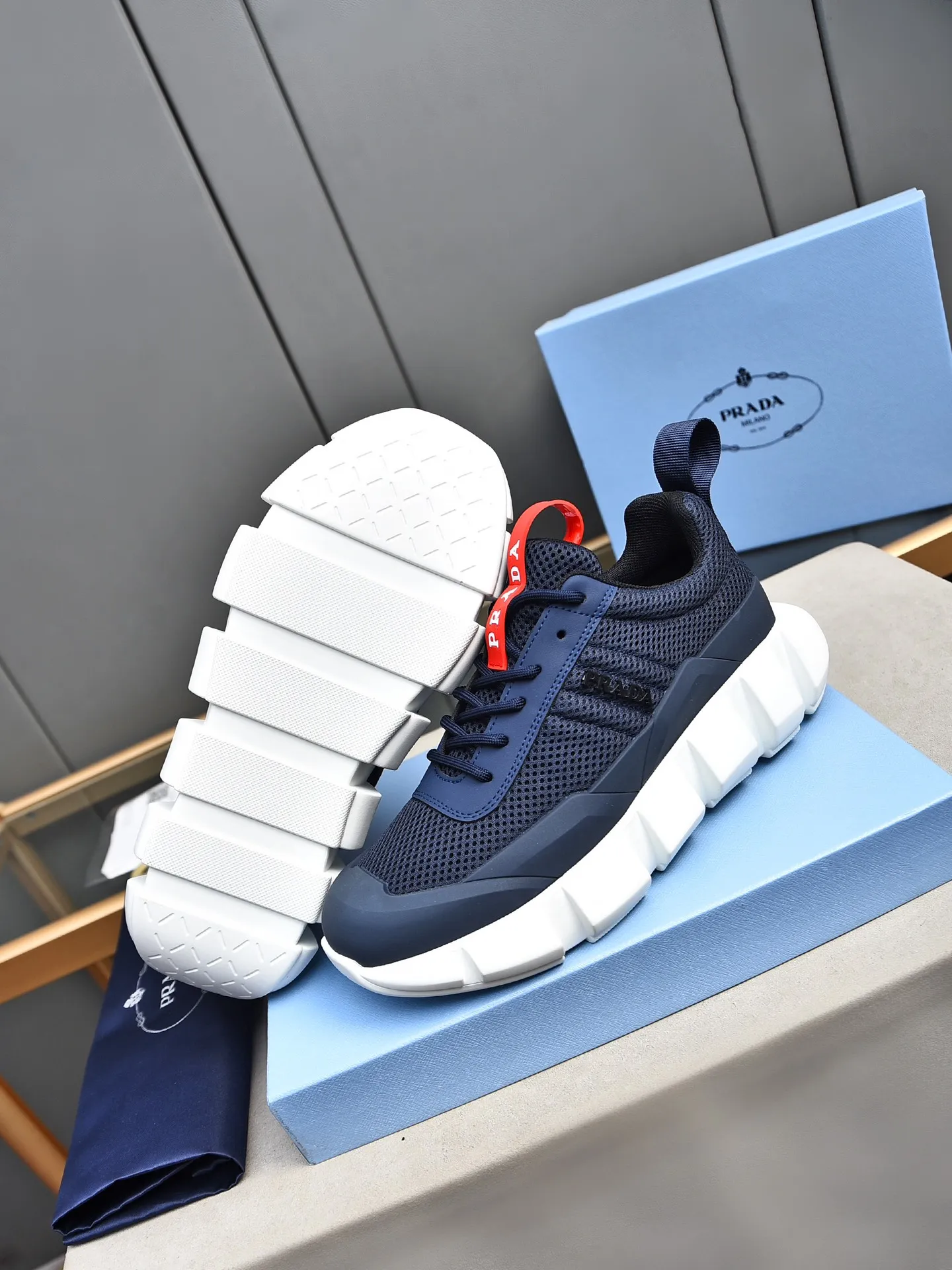 Men's shoes 💰480 PRADA/Prada men's lace-up casual sports shoes, the upper is made of cowhide leather and breathable mesh. It is soft, comfortable and breathable. The tongue is decorated with the PRADA brand letter logo. The thick rubber sole echoes the red label tongue. The style is fashionable and generous. The details are carefully crafted. A casual sports shoe with a super fashionable look on the foot. Excellent breathability!  Size: 38-44 (45 46 customized)